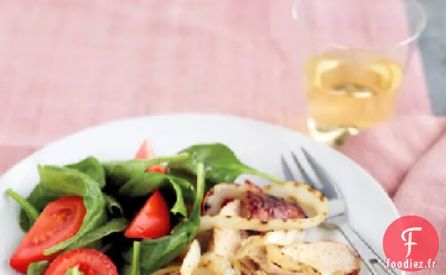 Poulet Grillé au Miel et à la Moutarde avec Salade d'Oignons et d'Épinards