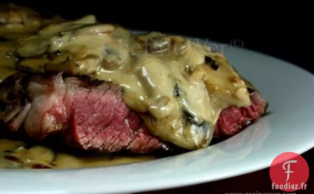Steak À La Poêle Avec Sauce Aux Champignons