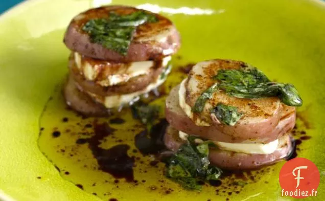Napoléon de Pommes de Terre Grillées et Fromage de Chèvre avec Vinaigrette Balsamique-Basilic